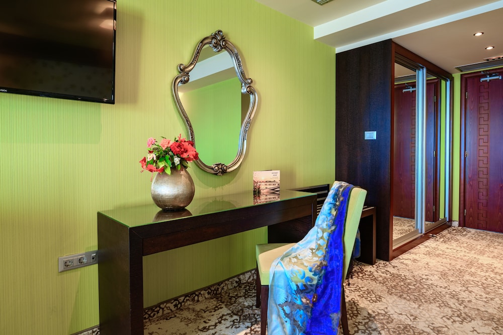 Odyssey Hotel 9/50