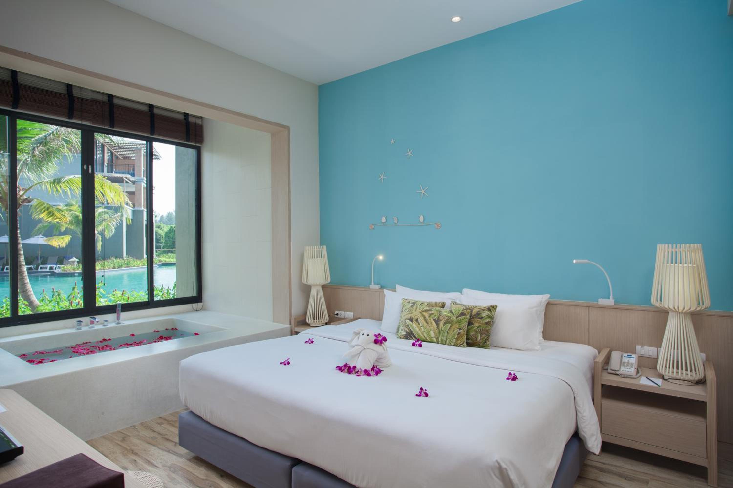 Deluxe, Suite, Double Bed, Sofa, Hot Tub, Pool Access