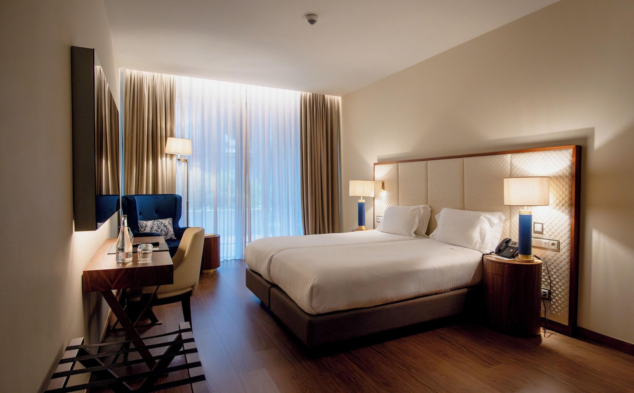 غرفة سوبيريور بسرير مزدوج بإطلالة على المسبح، Boeira Garden Hotel Porto Gaia, Curio Collection by Hilton 2/3