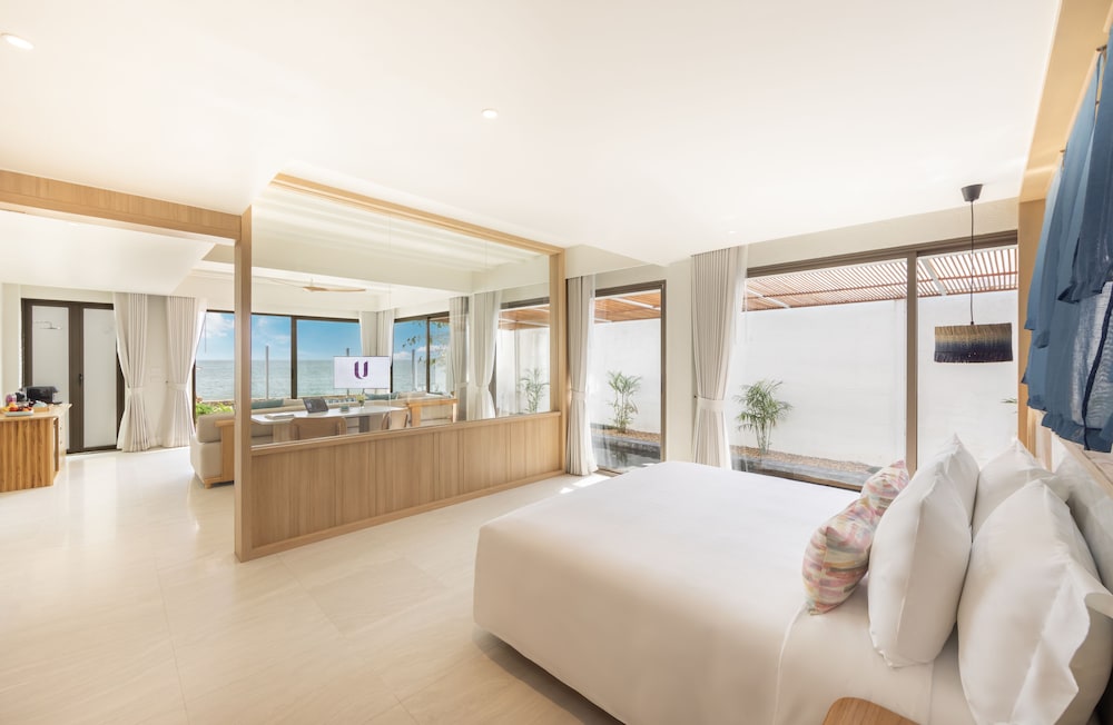 Pool, Villa, King Bed, Beach Front