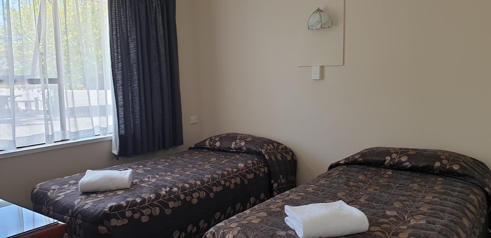 Commodore Motor Lodge 24/58