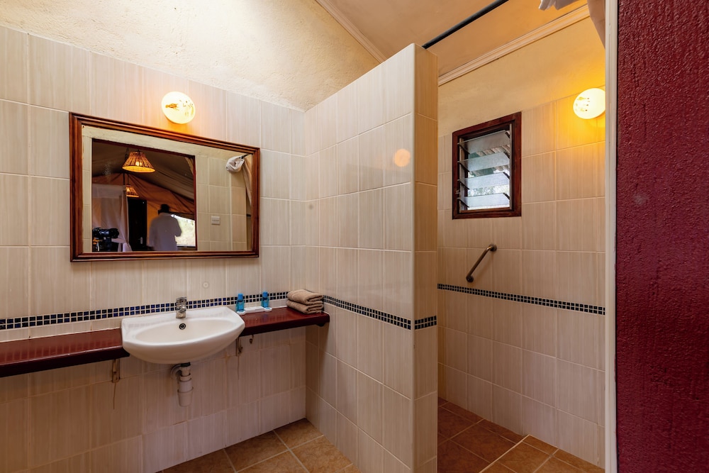 Sentrim Tsavo Lodge 41/42