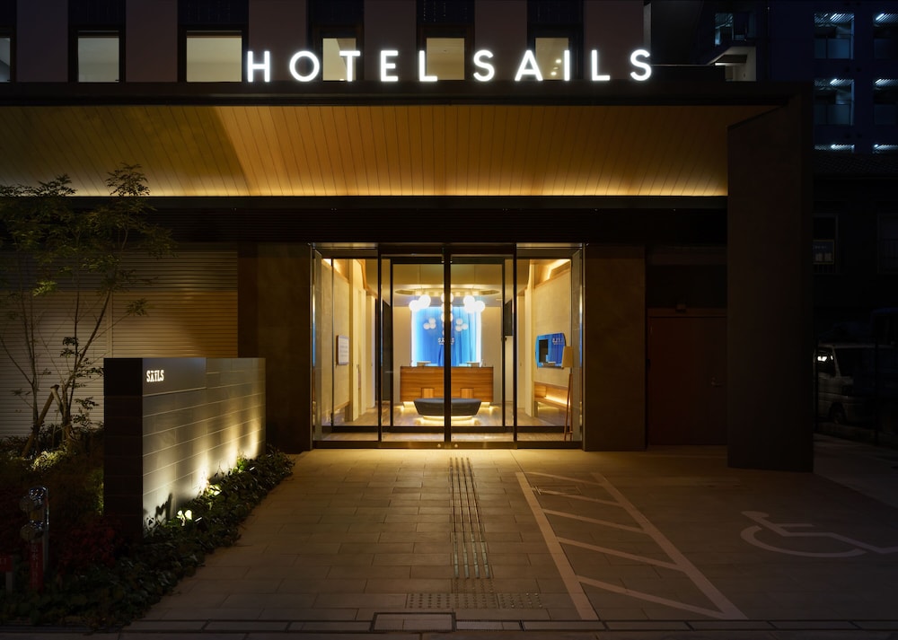 Hotel Sails 3/49