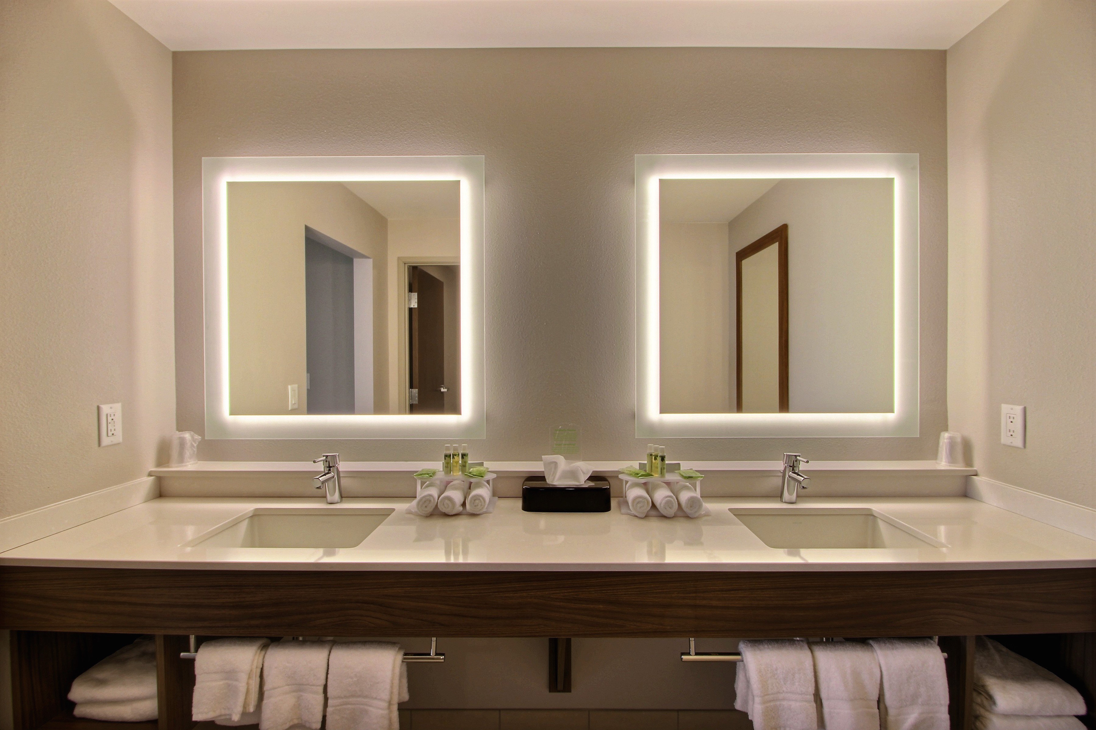 Holiday Inn Express & Suites FOND DU LAC 31/32