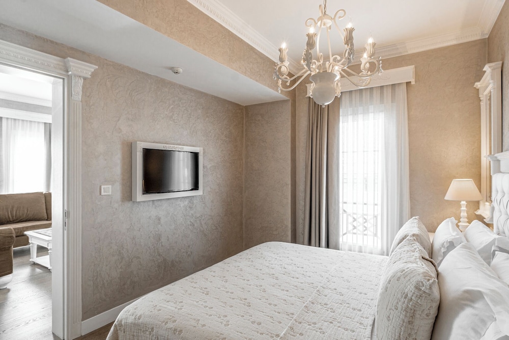 SUITE, QUEEN BED