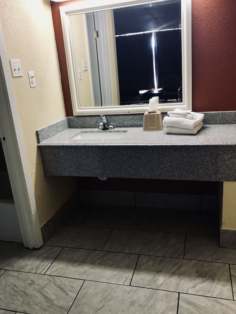 Executive Inn 28/45
