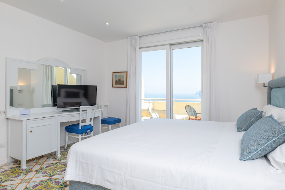 JUNIOR SUITE, SEA VIEW, BALCONY