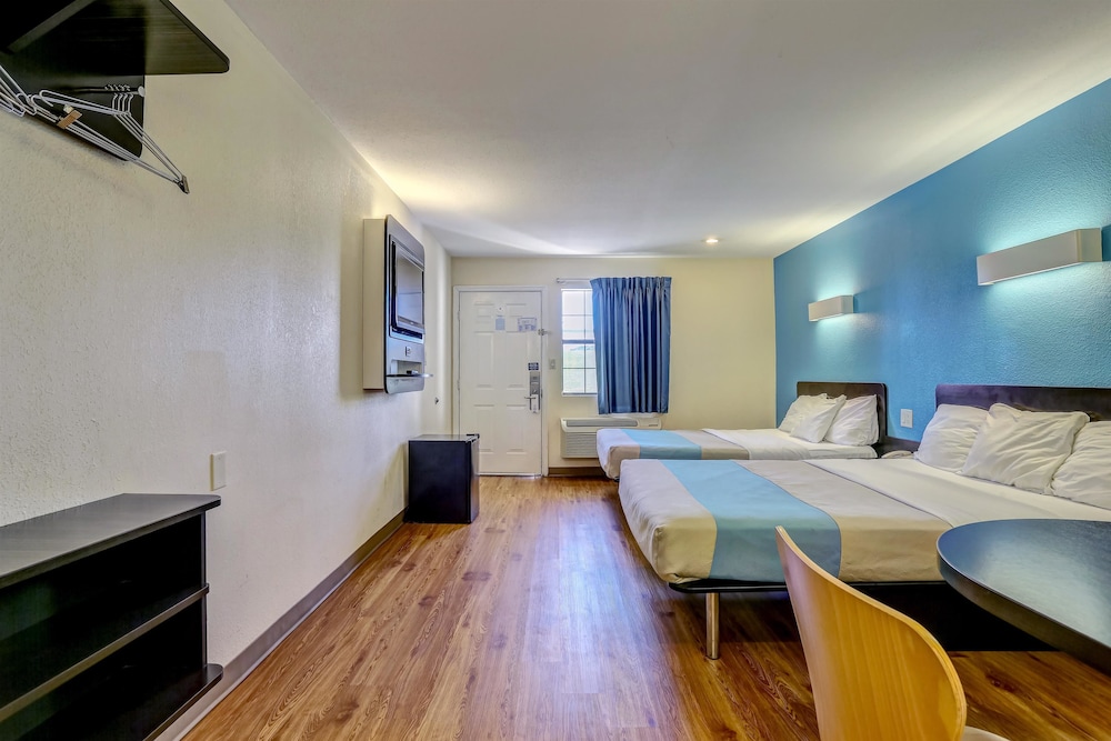 Motel6 Dickson, TN 26/59