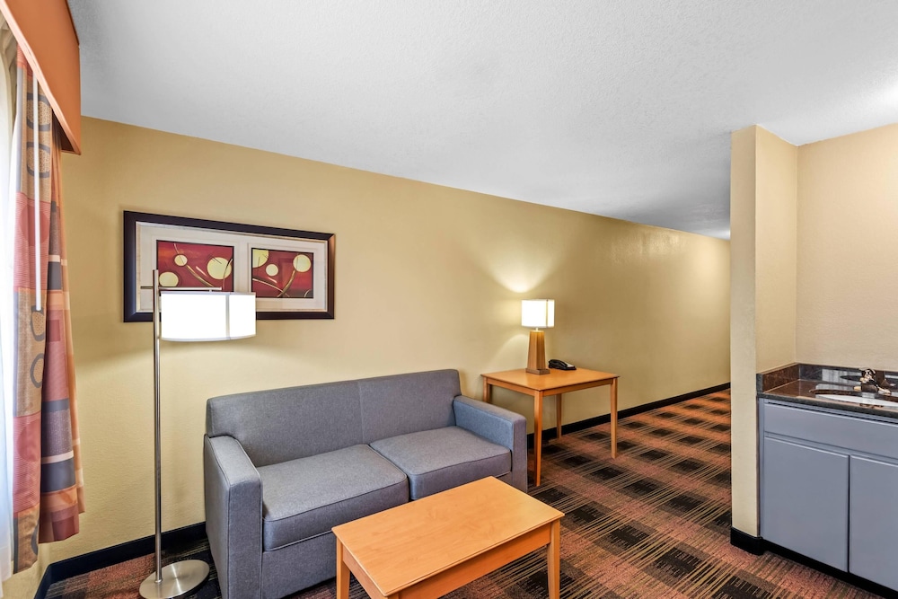 Quality Inn & Suites Des Moines Airport 25/50