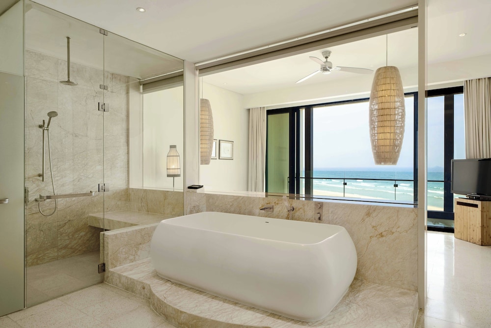 Regency, Executive, Suite, King Bed, Sofa، Hyatt Regency Danang Resort And Spa 2/2