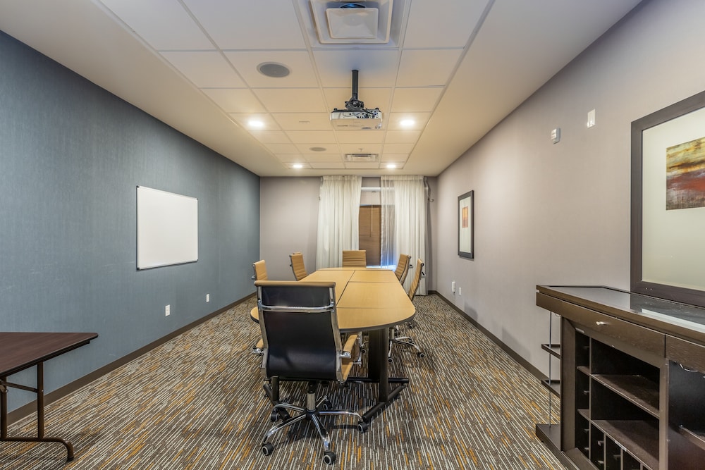 Hawthorn Suites by Wyndham Loveland 38/43