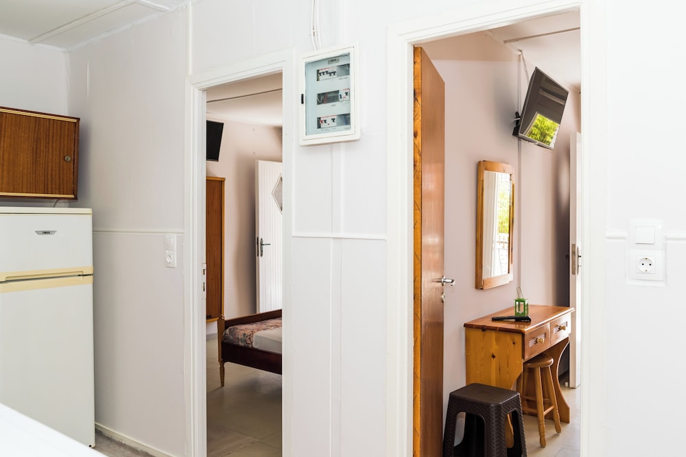 Roussas Studios and Apartments 40/41