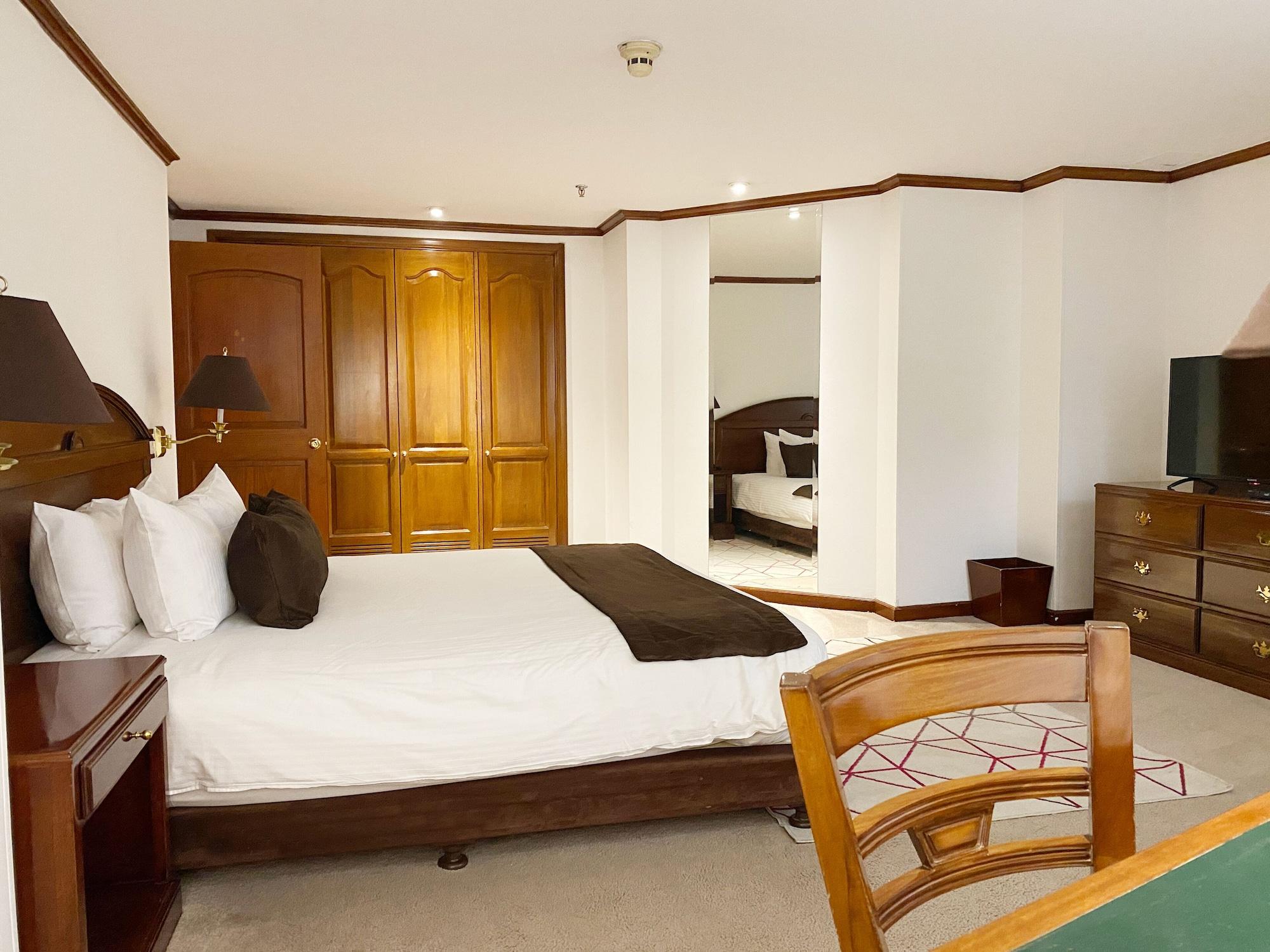 Deluxe, Studio, Suite