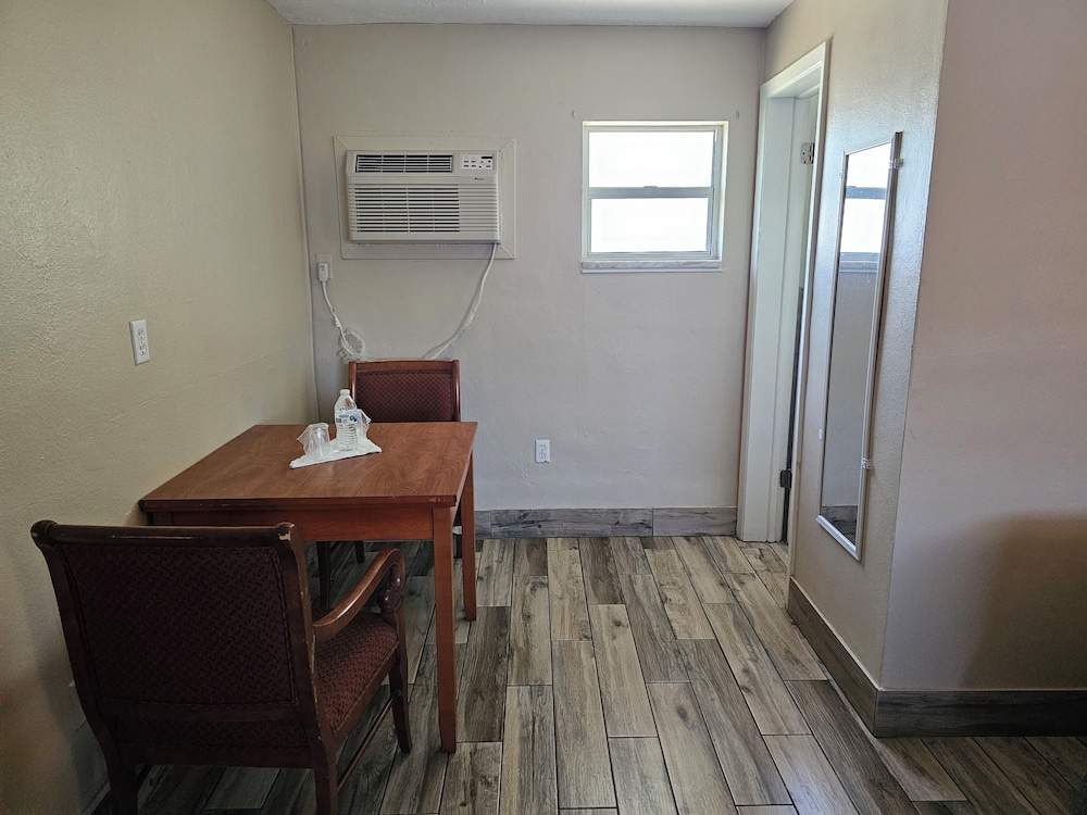 Three Oaks Motel 7/37