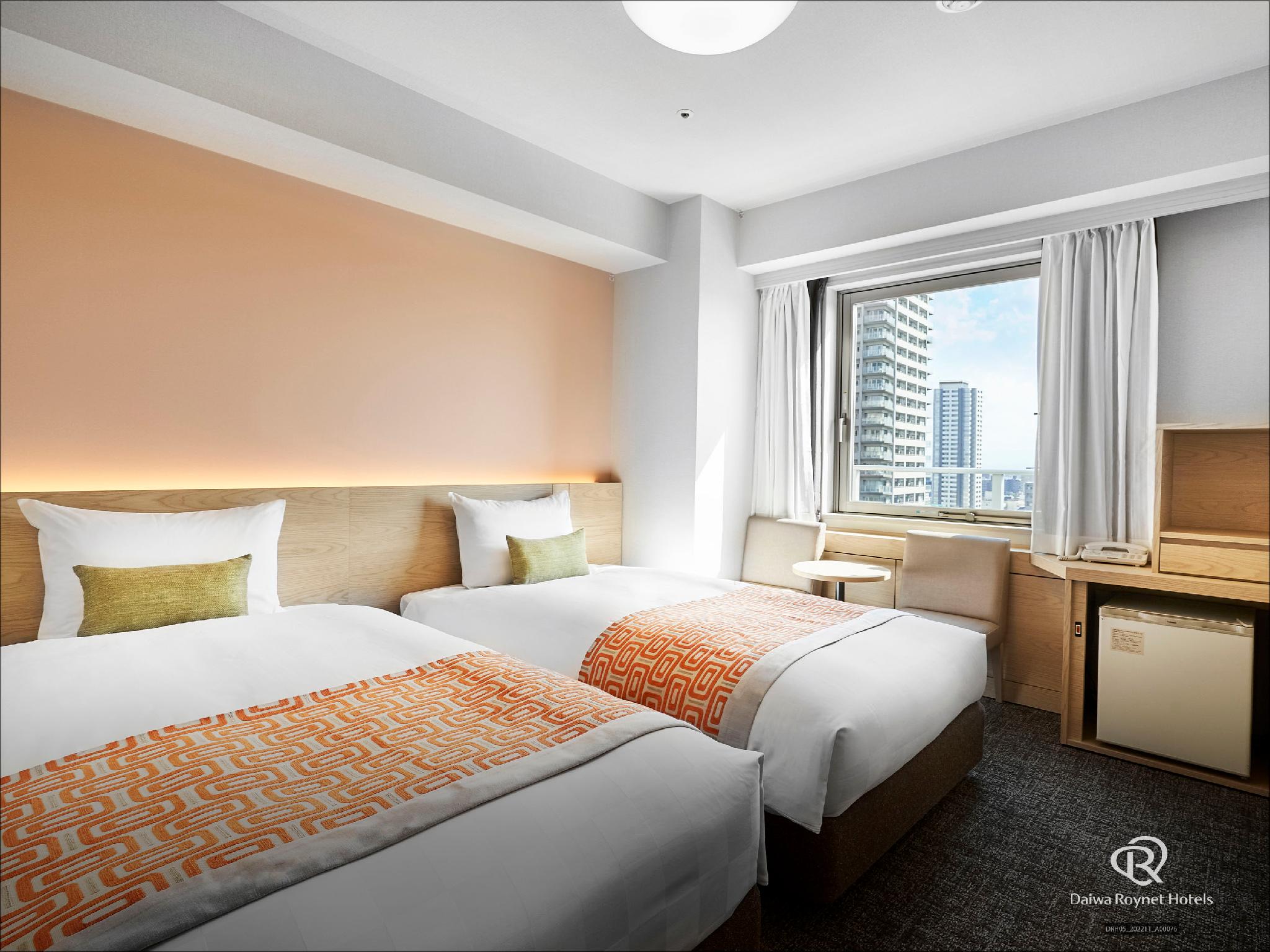 ROOM, SINGLE, TWIN BEDS, CORNER, SMOKING