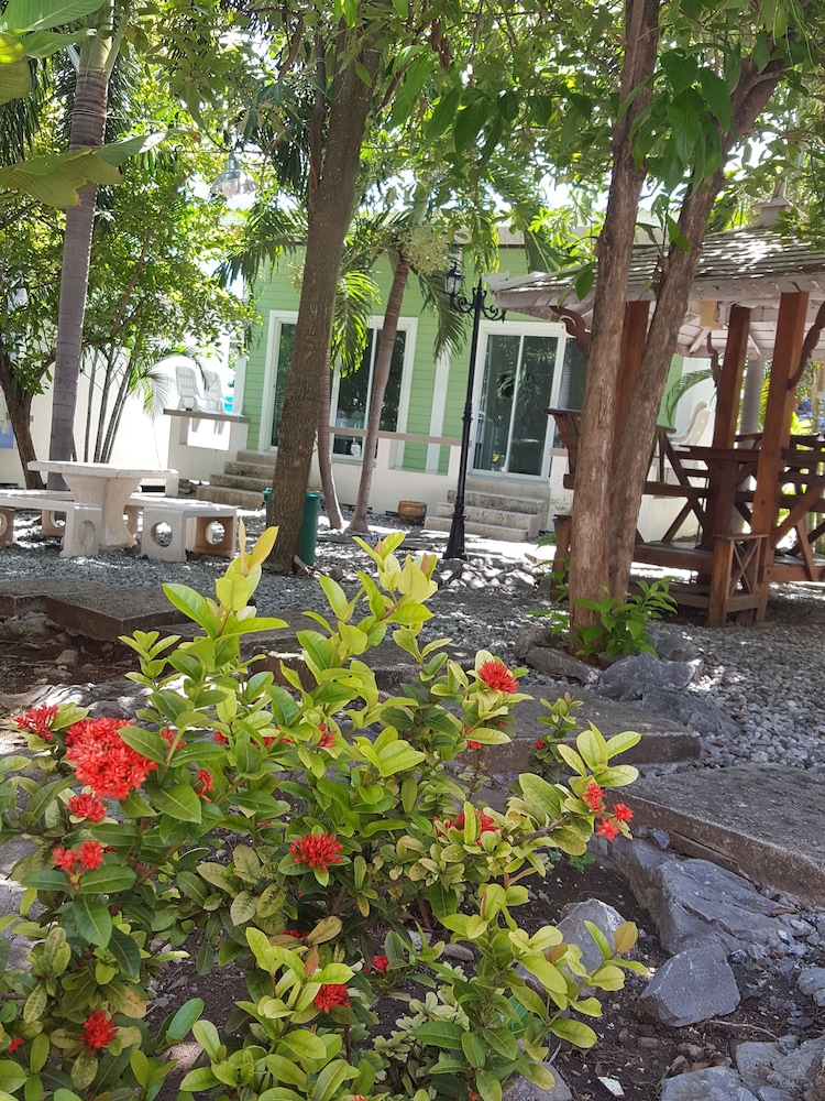 Charlie's Bungalow 21/22