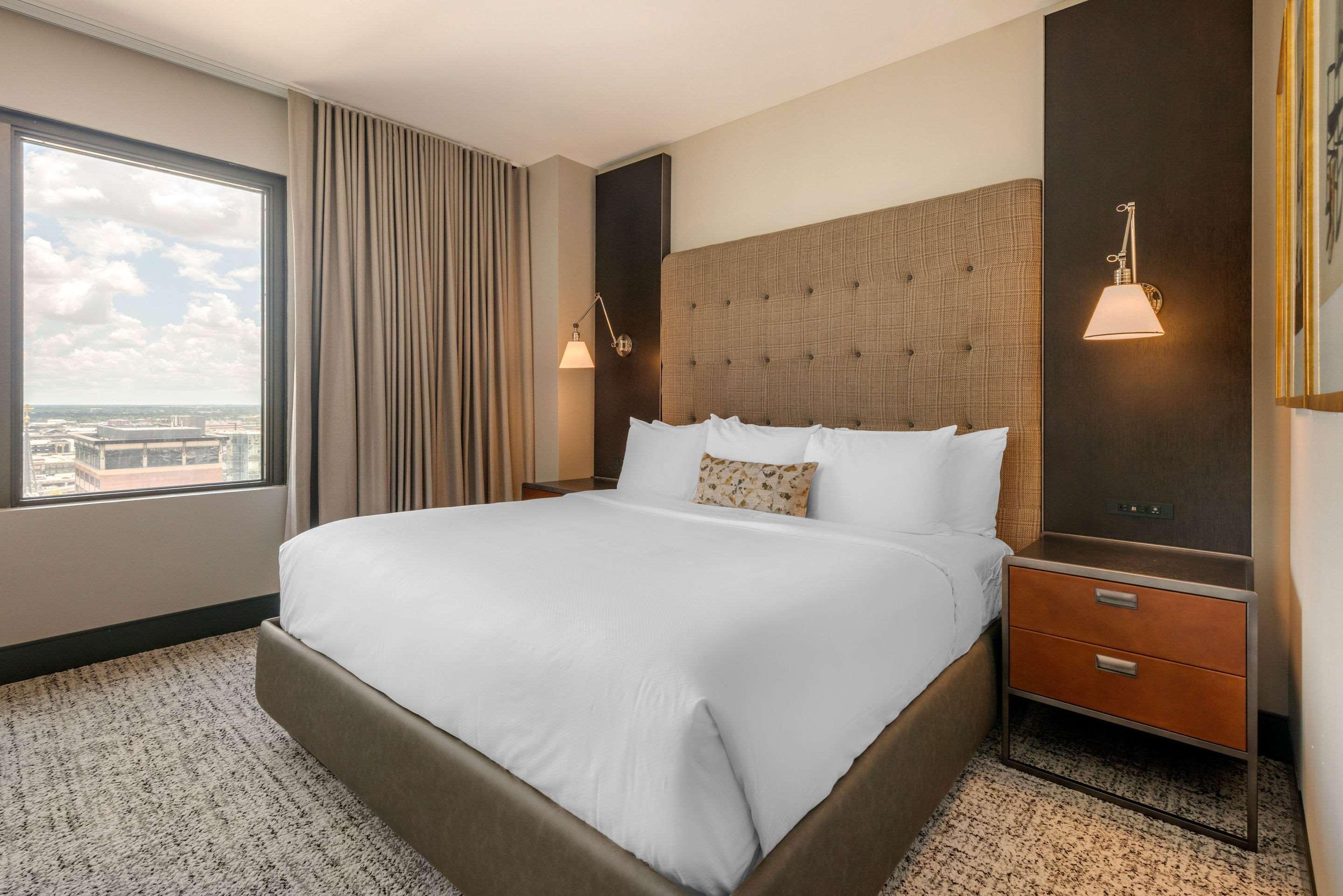 ROOM, KING BED