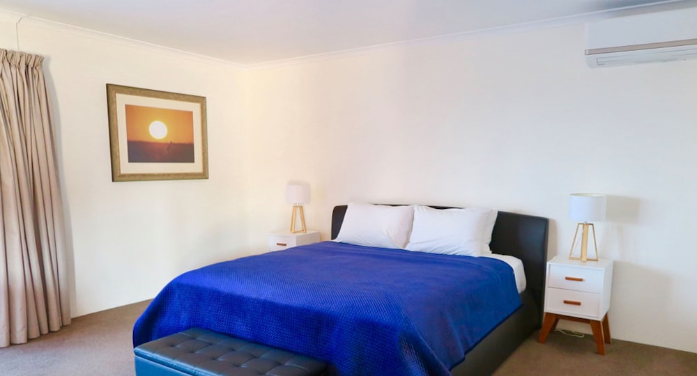 SUMMERHILL MOTOR INN 23/70