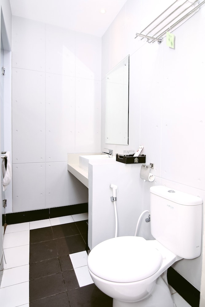 Oyo 592 Budget Hotel By The Harbour 24/28