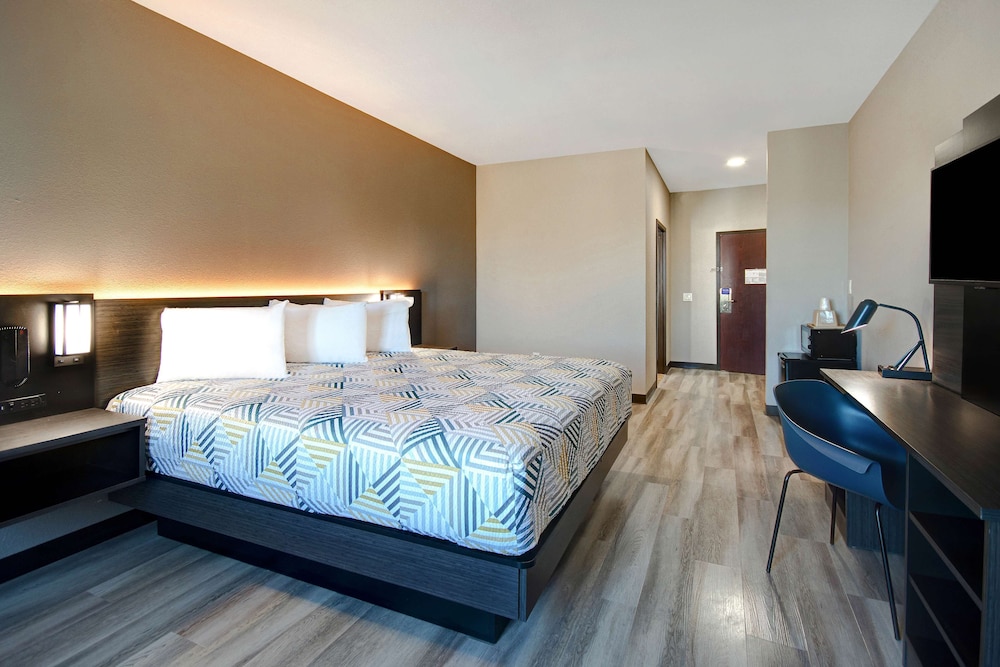 DELUXE, SUITE, KING BED