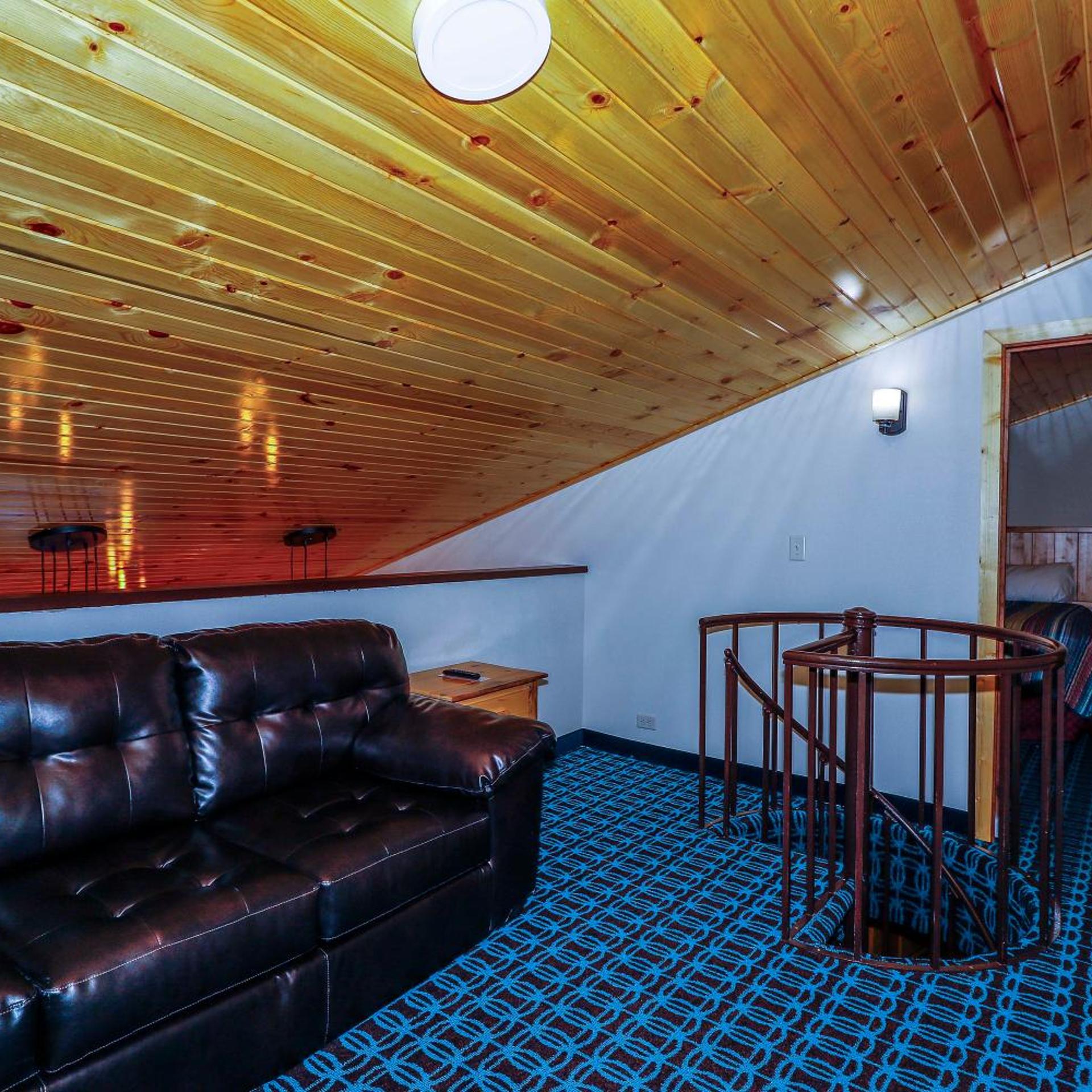 Round Barn Lodge 24/50