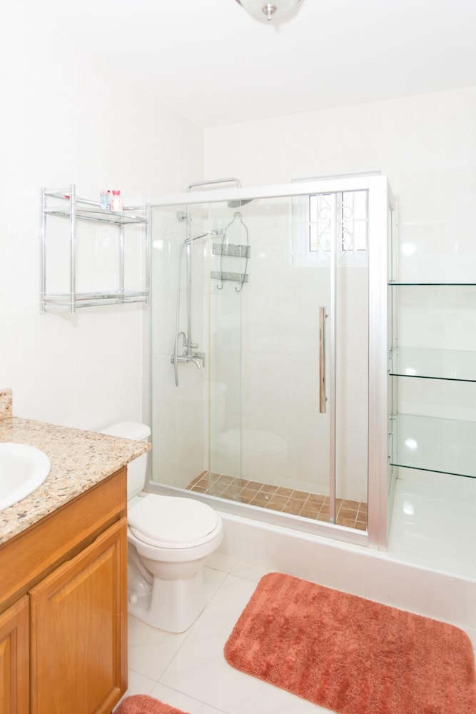 New Kingston Guest Apt At Fairway 22/24