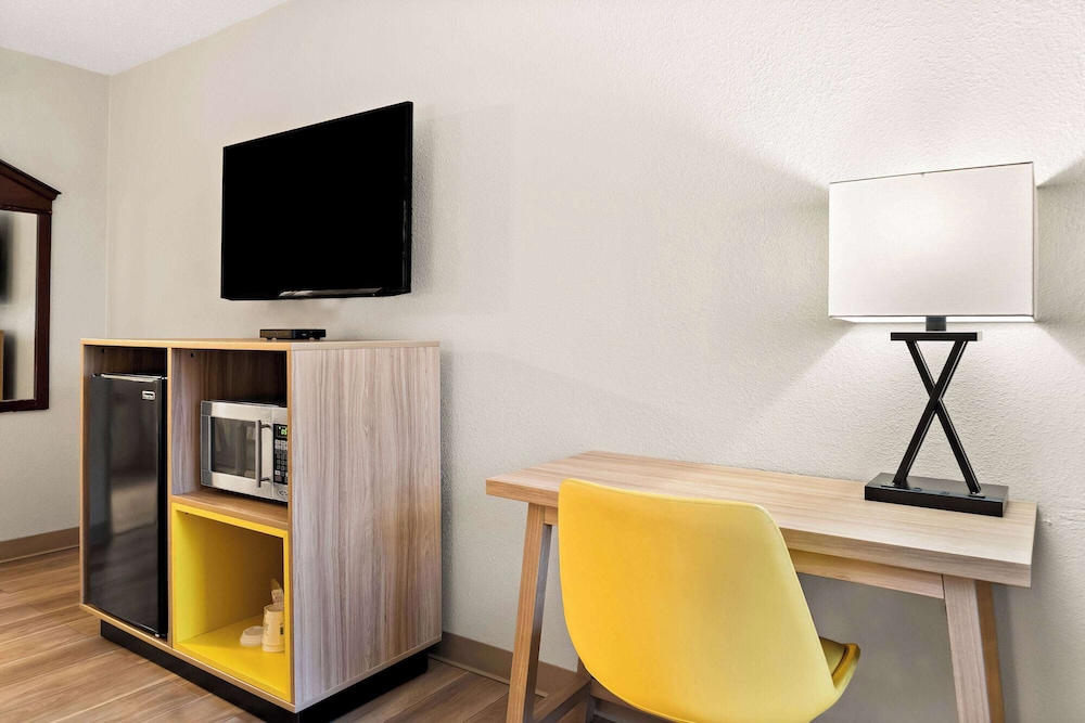 Days Inn & Suites by Wyndham Warren 33/38