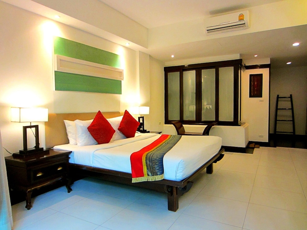 DELUXE, KING BED, GROUND FLOOR