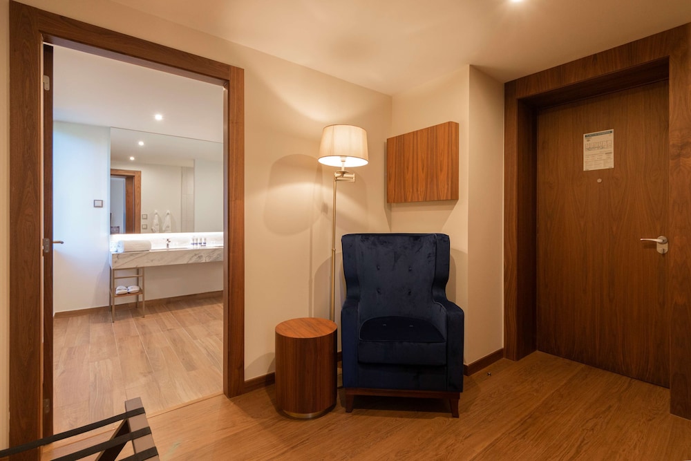Boeira Garden Hotel Porto Gaia, Curio Collection by Hilton 9/64