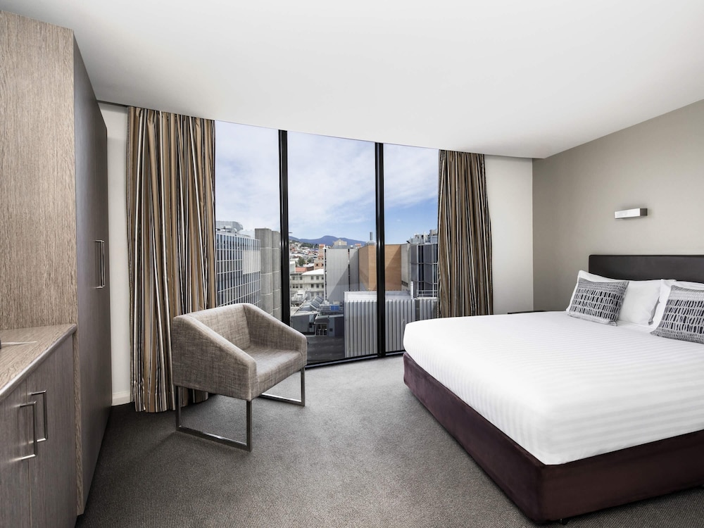EXECUTIVE, QUEEN BED