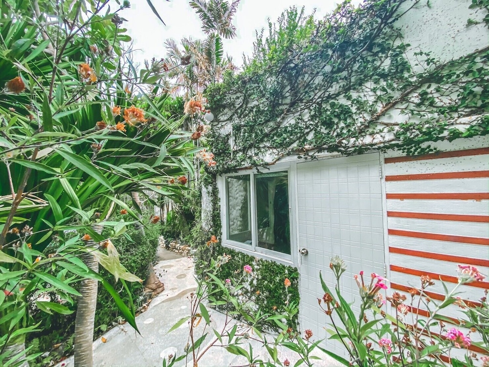 Nern Chalet Beachfront Hotel 67/74