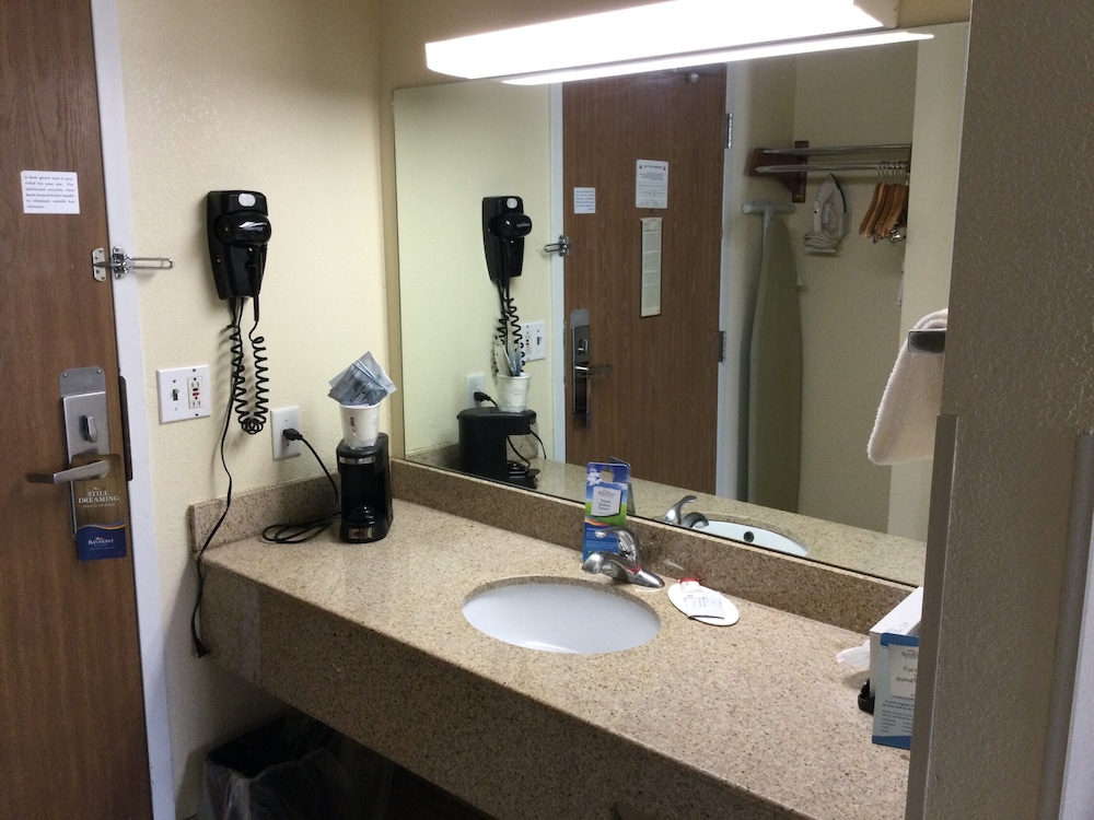 Baymont By Wyndham Janesville 18/23
