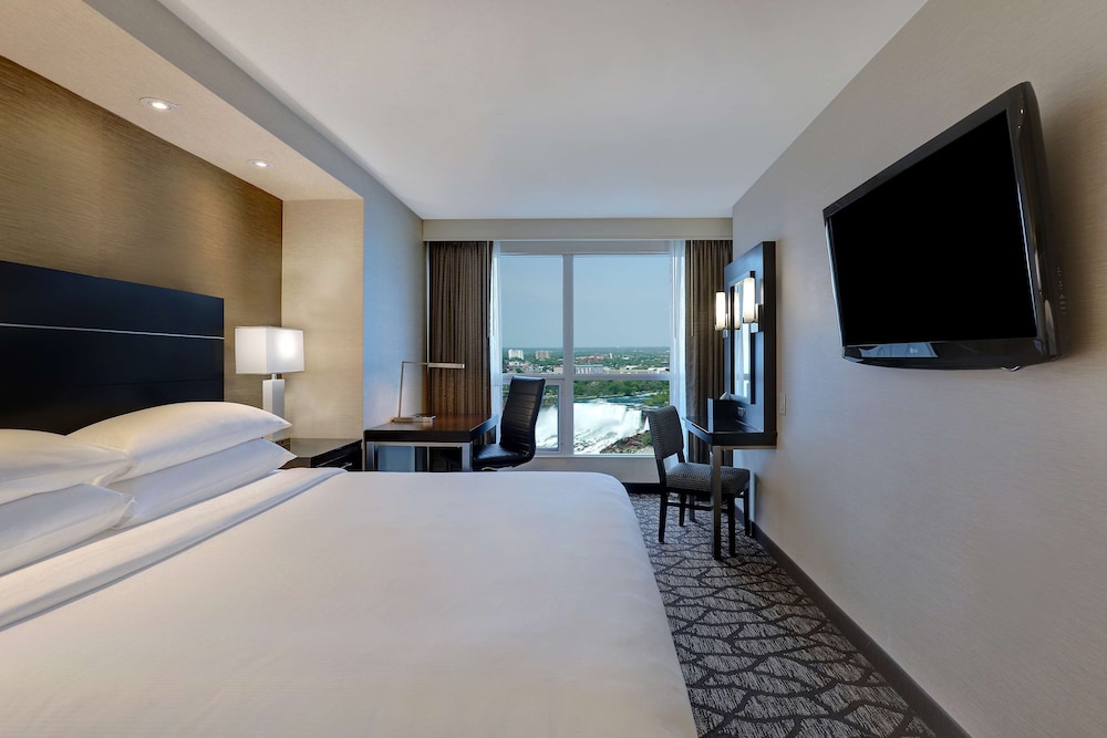 Premium, King Bed, Canadian Us Falls View, Sofa، Embassy Suites By Hilton Niagara Falls Fallsview 3/5