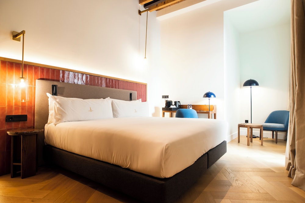 PREMIUM, DOUBLE OR TWIN BED