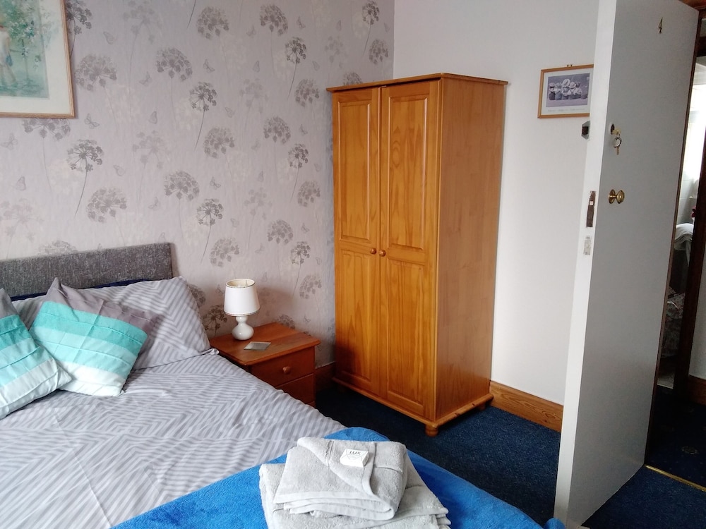 Whiteways Hotel 7/34