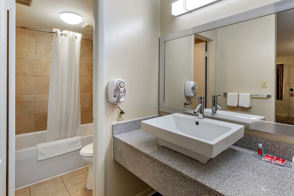 Econo Lodge Charlottesville North - University Area 12/23