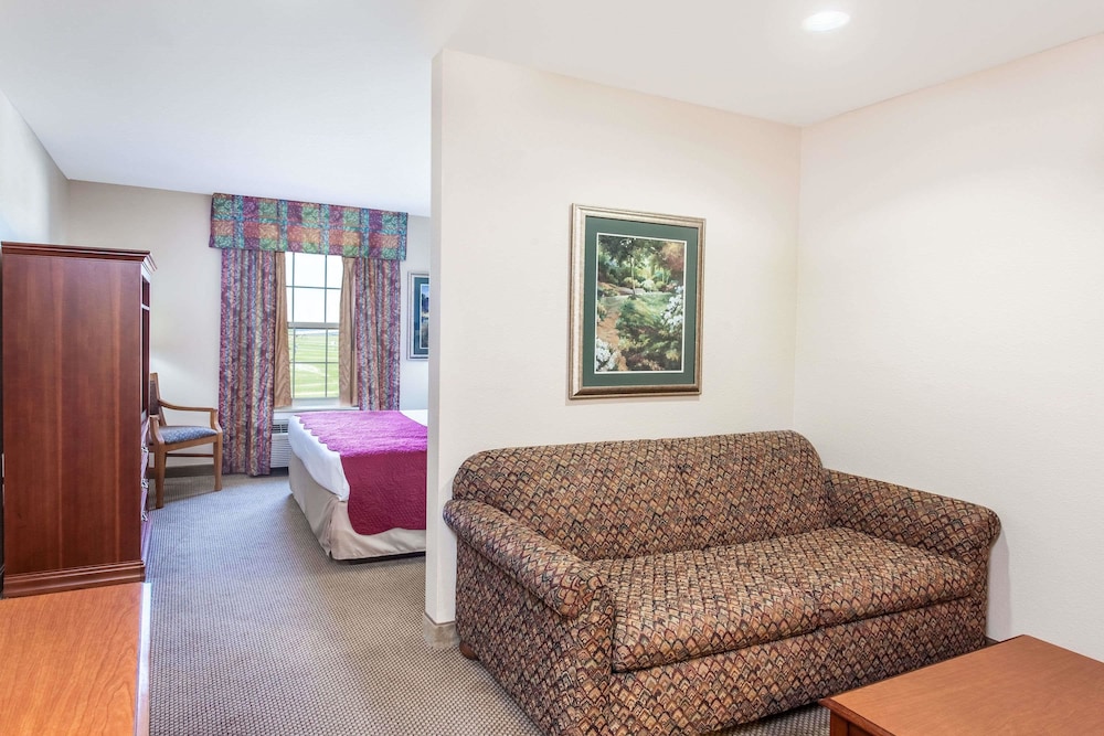 Ramada by Wyndham Sparta/At Speedway 20/33