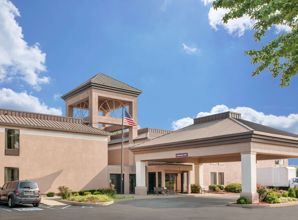 Quality Inn & Suites Near Amish Country 2/53