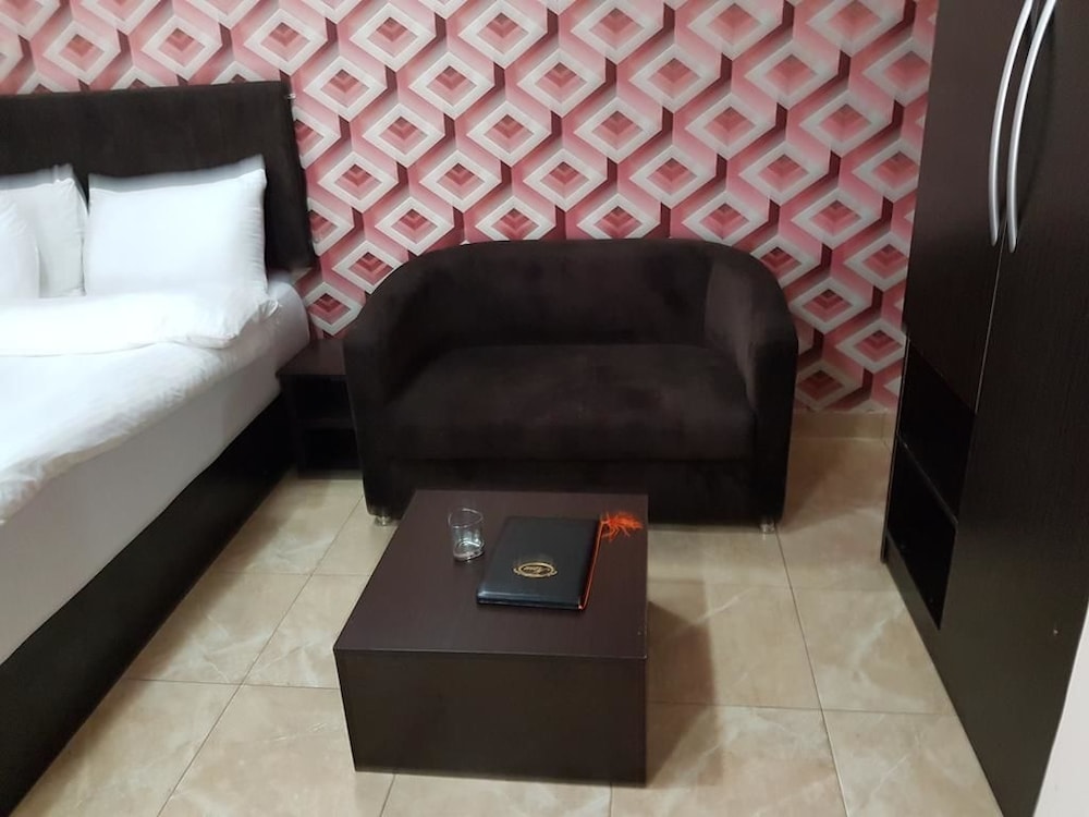 Eddy Vic Hotel 11/15