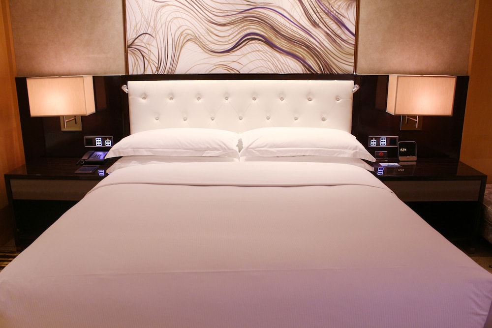 Hilton Zhengzhou 18/75