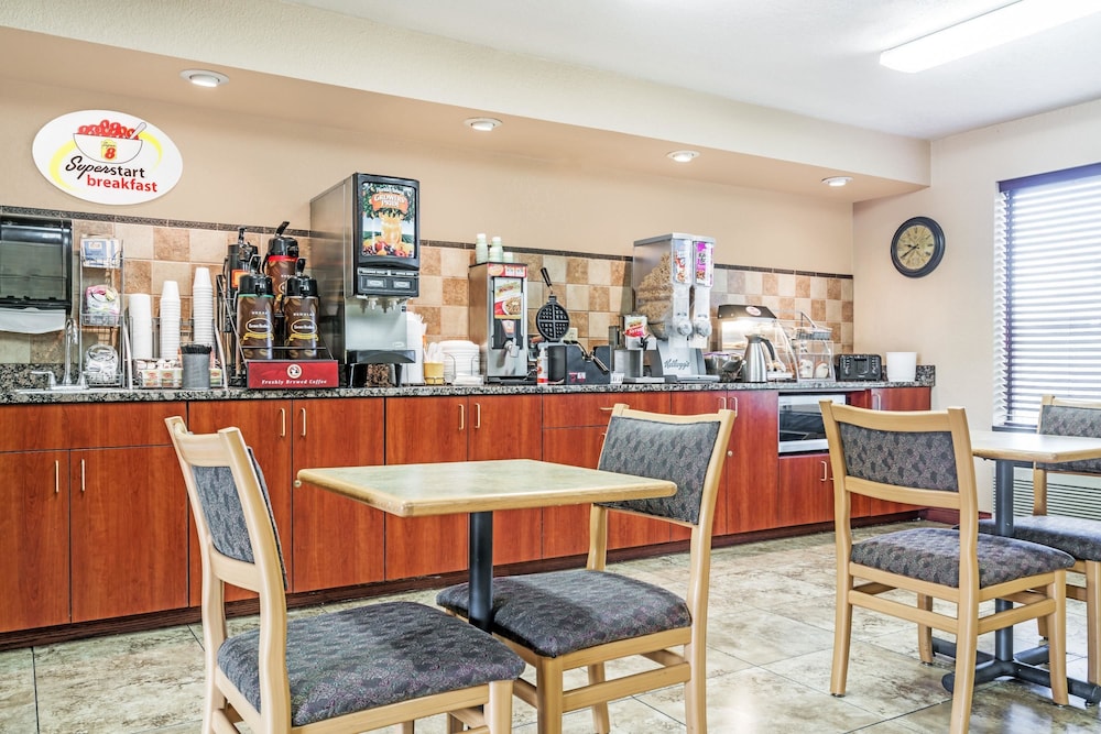 Super 8 by Wyndham Wausau 45/55