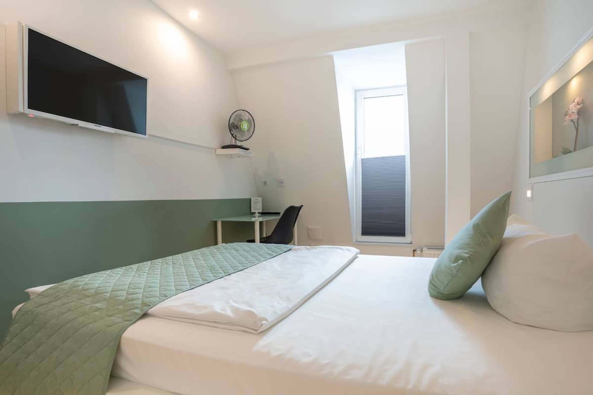 1 BEDROOM, SINGLE