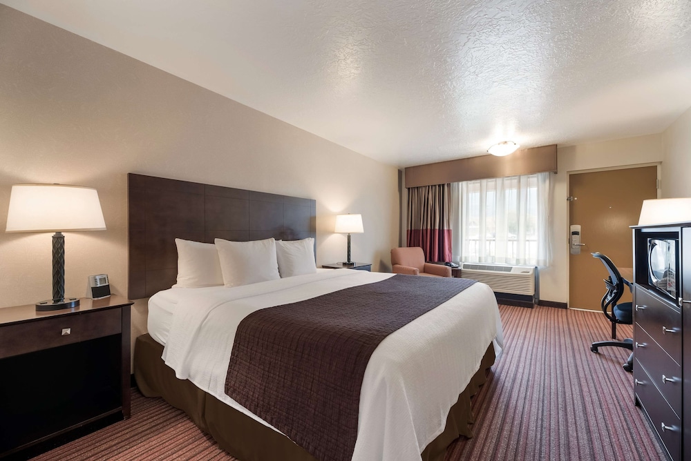 غرفة قياسية بسرير كينج لذوي الإعاقة، Best Western Plus Cedar City 2/5