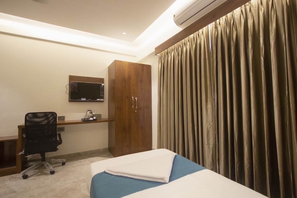 Monarch Guestline Magarpatta 18/32