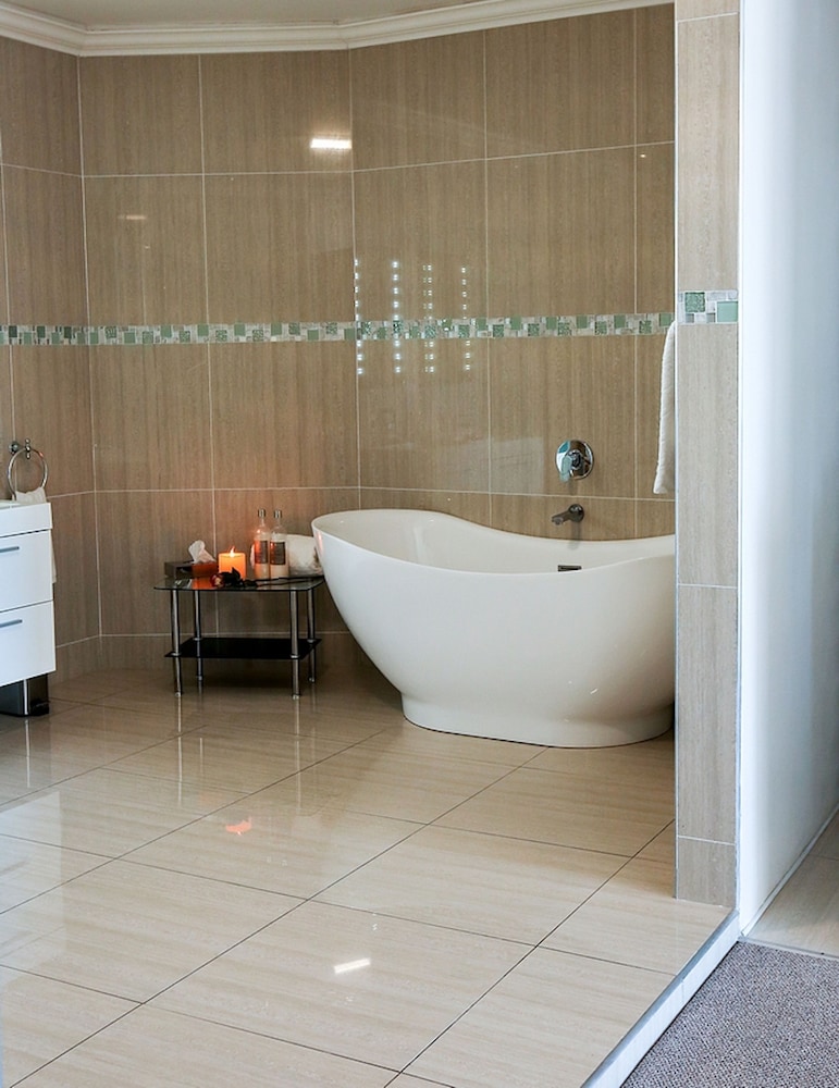 Misty Waves Boutique Hotel 77/79