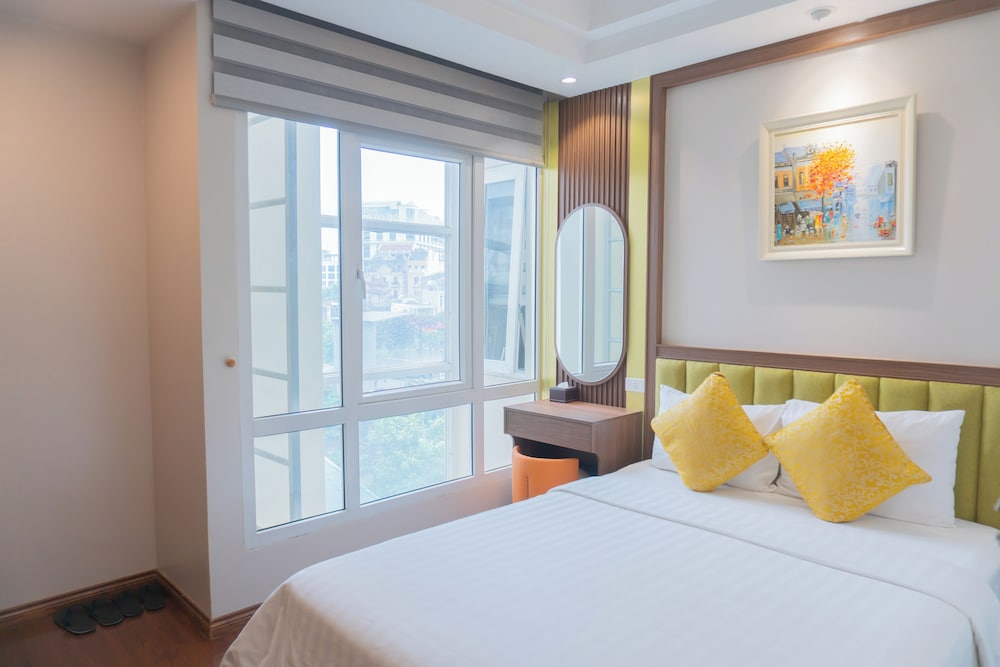 Superior, Queen Bed, Courtyard View