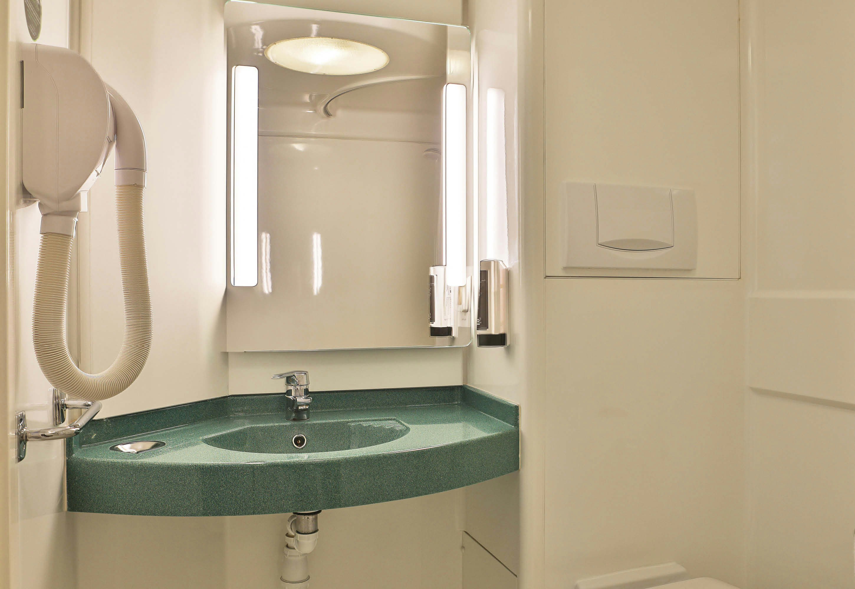 B&B Hotel Les Sables d Olonne Centre Gare 35/36