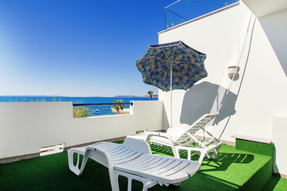 Beachfront Villa Mediteran 43/50