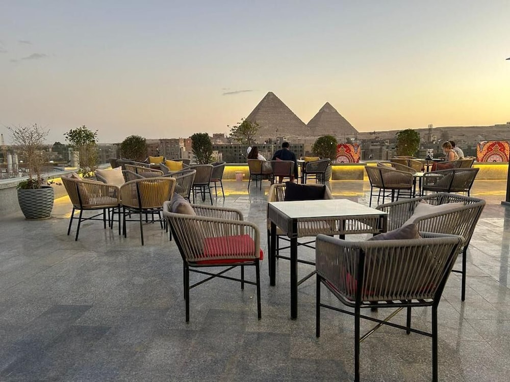 Pyramid Front Hotel 49/66