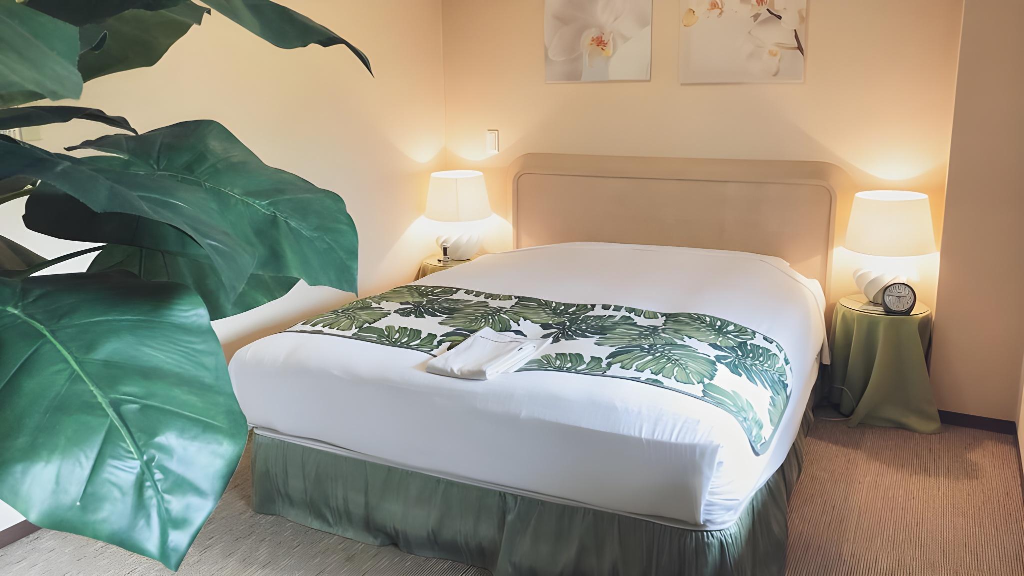 Tropical, Queen Bed, Private Bathroom